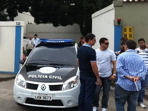 Carro de polcia em frente a motel em Niteri