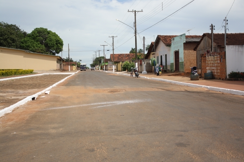 As ruas esto sendo limpas e os meio-fios pintados para melhor o aspecto da cidade.