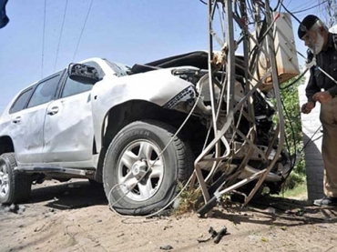 Policial paquistan�s inspeciona destro�os de um ve�culo do consulado dos EUA, que bateu em poste ap�s explos�o de carro 
