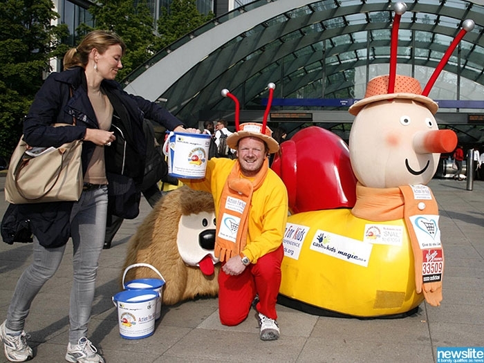 Levando em conta o que aconteceu com ele ao usar a fantasia, acho que j sei qual a funo do balde...