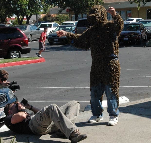 Norman Gary, de 77 anos, cobre seu corpo com cerca de 80 mil abelhas.