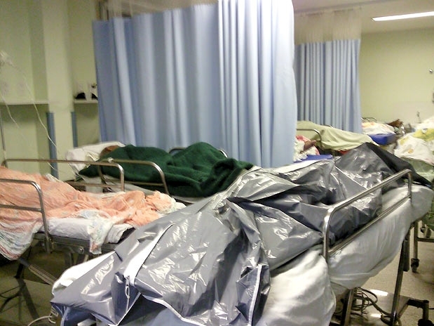 Paciente morto enrolado em saco entre pacientes em atendimento