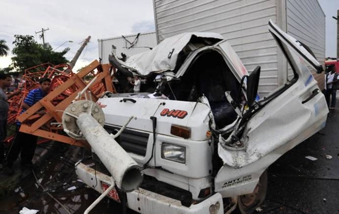 A torre, de cerca de 100 metros, caiu na lateral do prdio da emissora e atingiu o caminho