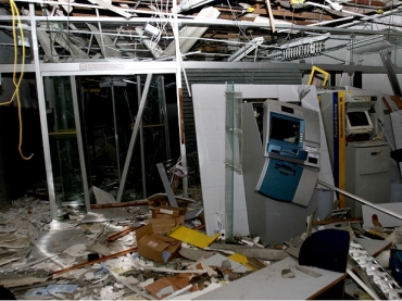 Na �nsia pelo dinheiro, ataques deixam caixas completamente destru�dos