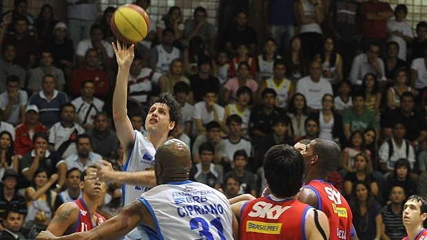 que marcou 17 pontos e pegou 12 rebotes, tenta a jogada