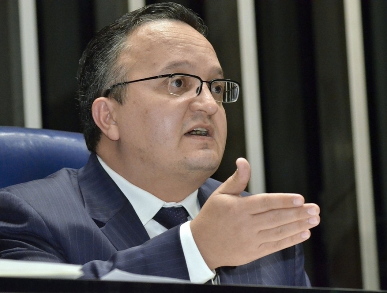 Assessora de parlamentar teria oferecido dinheiro para membros do diretrio renunciarem aos cargos