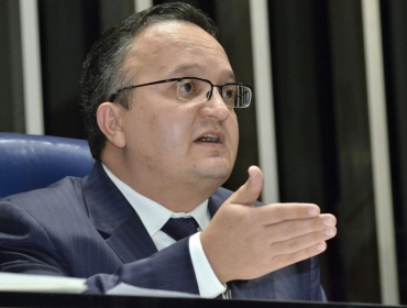 Assessora de parlamentar teria oferecido dinheiro para membros do diretrio renunciarem aos cargos