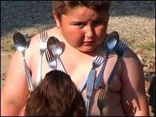 Itens como colheres, moedas e at panelas parecem grudar no menino