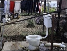 Moradores reclamam de falta de privacidade, j que no h paredes