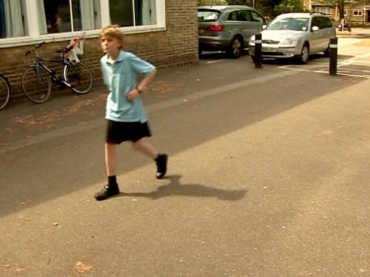 Chris Whitehead decidiu usar saia para protestar contra as regras de uniforme da escola, que permitem aos meninos usar a