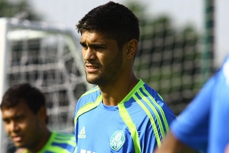 Luan  perseguido pela torcida, mas Felipo quer mant-lo