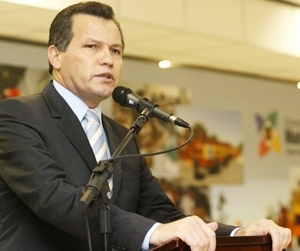 O governador Silval Barbosa (PMDB), acompanhado do presidente da Agecopa, Eder Moraes, esteve ontem no Ministrio da Faz