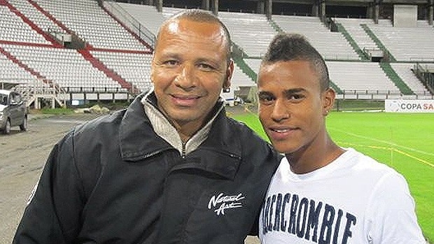 Daniel Cassiani posa ao lado de Neymar, pai do famoso atacante da Vila Belmiro