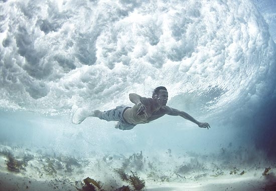 Um fotgrafo australiano se especializou em capturar no fundo do mar imagens do movimento de surfistas e banhistas