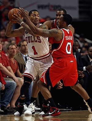 Derrick Rose tenta a jogada, marcado por Jeff Teague