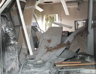 Explosivos destruram posto avanado do banco no centro da cidade 