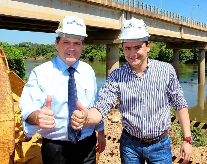 o fovernador Silval Barbosa e o presidente da Agecopa, Eder Moraes, posam para foto