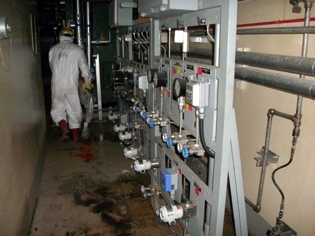 Trabalhador caminha dentro de reator da usina nuclear de Fukushima em foto divulgado pela Tepco