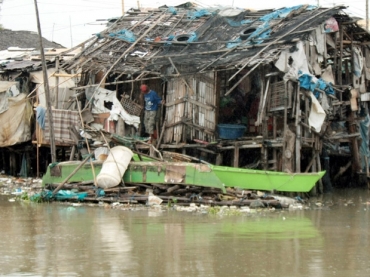 Morador avalia danos deixados pelos ventos fortes que atingiram o subrbio costeiro Las Pinas City, ao sul de Manila