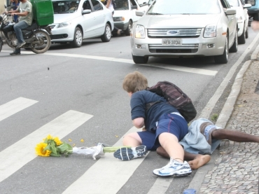 Jovem saiu para comprar flores para a namorada aps reatar o namoro, quando foi surpreendido pelo