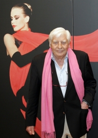 Gunter Sachs posa em frente a uma de suas fotos na abertura da exposio 