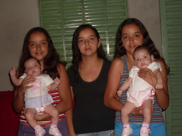 Layara, Lays e Layanne, de 13 anos, com as irm�s Larissa e Let�cia, de apenas 2 meses