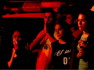 Familiares se deseseperam enquanto acompanham os trabalhos da equipe de resgate; sete morreram, e seguem presos