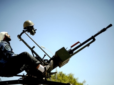 Rebelde lbio faz uma parada para rezar durante as tradicionais oraes da sexta-feira em Ajdabiya