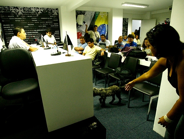 Cachorro rouba a cena durante coletiva em S�o Janu�rio