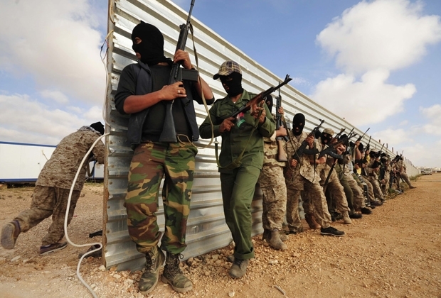 Rebeldes lbios treinam na sua cidade-sede, Benghazi, nesta sexta-feira (6)
