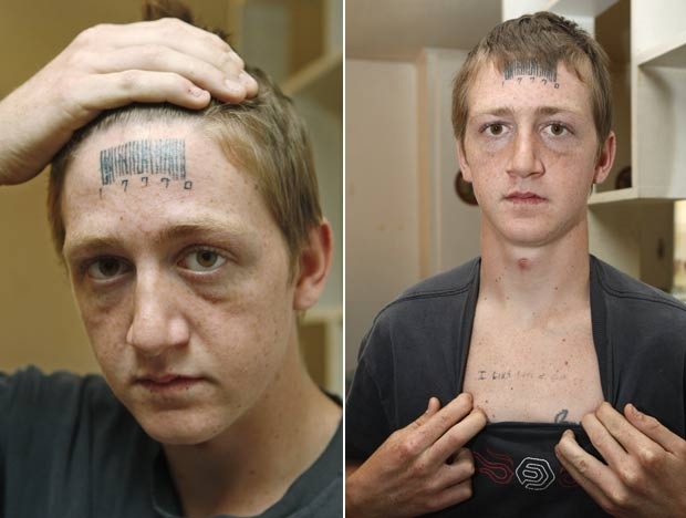 Stetson Johnson exibe tatuagens que foram feitas por agressores