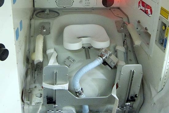 Prottipo de banheiro espacial usado por astronautas que se encontra no centro espacial Johnson, nos EUA