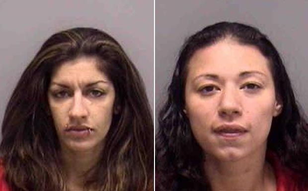 Whitney Noelle Krimmel (esq) e Gloria Esther Perez foram presas aps briga