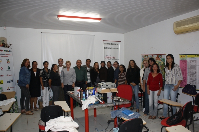 Prefeito, secretrios e assessores assistem palestra proferida na sede do Centro de Capacitao em Reciclagem de Tangar