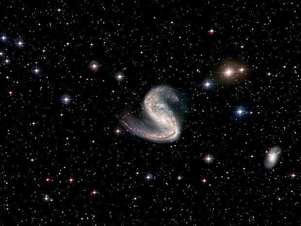 A imagem da galxia NGC 2442, obtida pelo telescpio do ESO, mostra uma viso muito mais ampla do que a imagem do Hubble