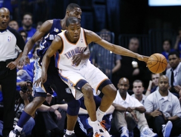Cestinha do Thunder, Durant protege a bola contra a marca��o do armador Tony Allen, do Memphis 