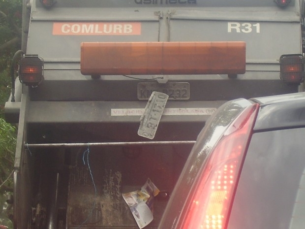 Detalhe das duas placas no caminho