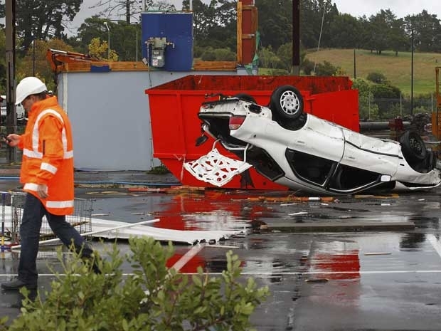 Carro esmagado por rvore cada em subrbio de Auckland, na Nova Zelndia, aps passagem de tornado nesta tera-feira 3