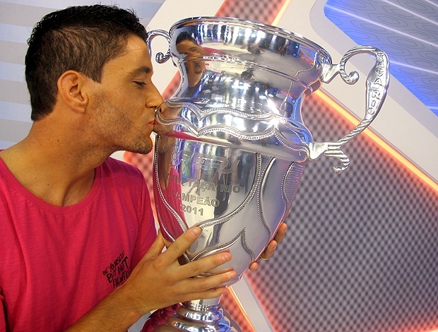No dia seguinte  conquista, Thiago Neves enfim beija a Taa Rio