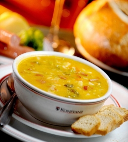 Sopa alem� do restaurante Konstanz leva cenoura, br�colis, batata e salsicha