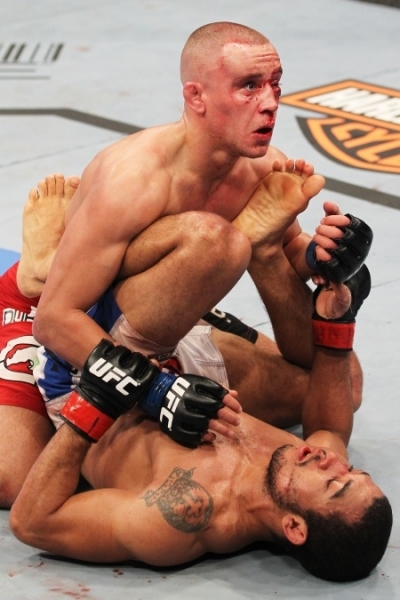 Z Aldo (por baixo) abriu diversos cortes no rival, que no desistiu