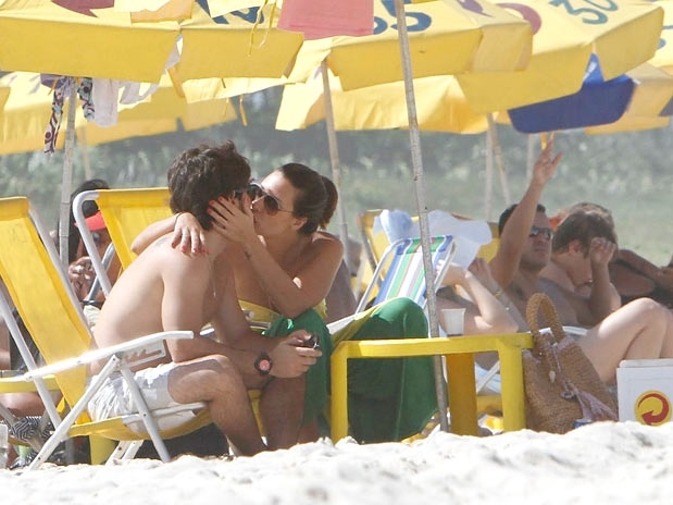 Trocando beijos e carcias  beira-mar, casal provou que continua firme