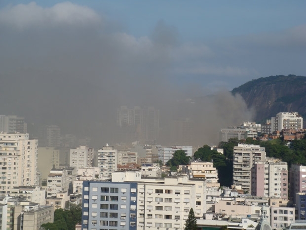 Enorme fumaa negra  vista no Flamengo e em Botafogo, na Zona Sul