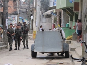 Soldados do Ex�rcito patrulham ruas da comunidade