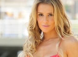 Deborah Secco vive a periguete Natalie Lamour