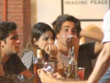 Sthefany Brito  fotografada ao lado do estudante