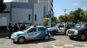 Viaturas da PM cercam agncia, que fica em frente ao 44 Batalho de Infantaria Motorizada 