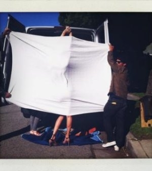 Isabeli Fontana troca de roupa na rua