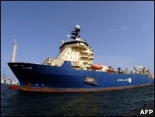 O navio francs leva o rob de buscas e um guindaste para iar destroos