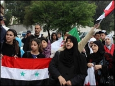 Opositores (acima, na Arglia) criticam violncia por parte do governo srio